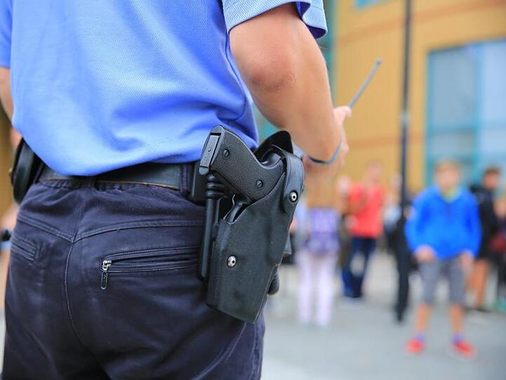 Polizeibeamter auf einem Schulgelände: In Xanten wurde bei einem Streit unter Schülern ein 14-Jähriger lebensgefährlich verletzt..