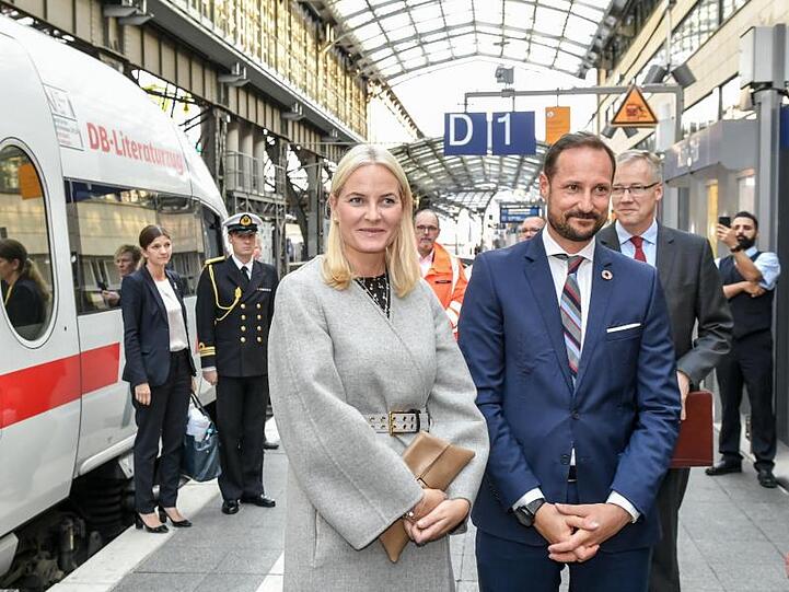 Mette-Marit und Haakon sind in Köln angekommen.