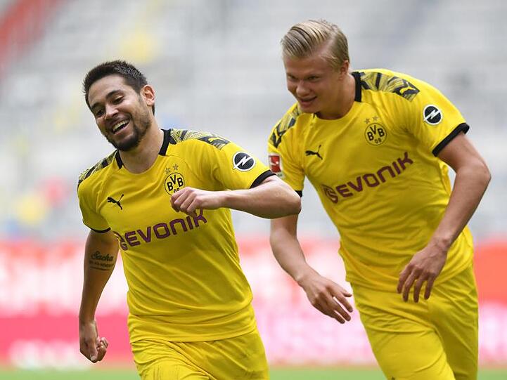 Erling Haaland (r) sorgte mit seinem Tor für einen Last-Minute-Sieg von Dortmund in Düsseldorf.