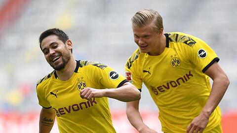 Erling Haaland (r) sorgte mit seinem Tor für einen Last-Minute-Sieg von Dortmund in Düsseldorf.
