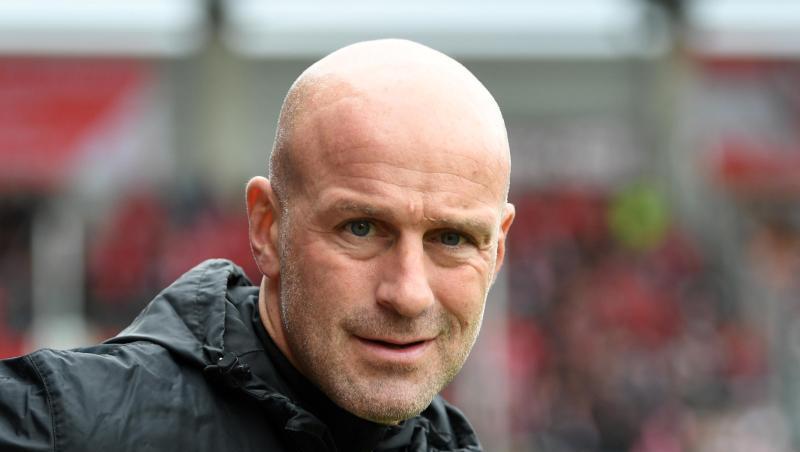 Der Trainer Marco Antwerpen reagiert an der Seitenlinie.