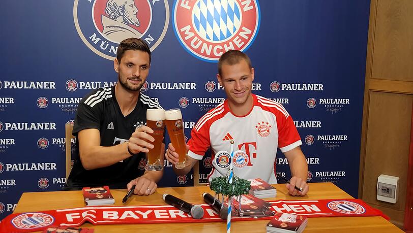 Sven Ulreich und Joshua Kimmich stoßen im Paulaner Brauhaus in Singapur an.