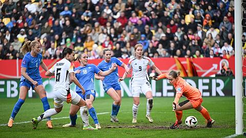 Lena Oberdorf (2.v.l.) erzielte noch vor der Pause das Tor zum 3:1-Endstand.