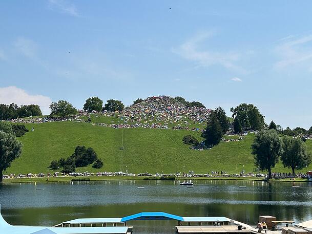 Schon am Nachmittag ist der Olympiaberg gut besucht. Schon am Nachmittag ist der Olympiaberg gut besucht.