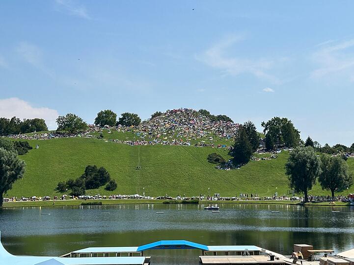 Schon am Nachmittag ist der Olympiaberg gut besucht.