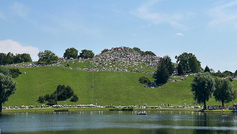 Schon am Nachmittag ist der Olympiaberg gut besucht. Schon am Nachmittag ist der Olympiaberg gut besucht.