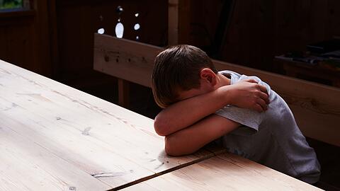 Viele Kinder sind einsam - umso öfter, wenn sie getrennte Eltern haben oder die Familie wenig Geld hat. (Symbolbild)