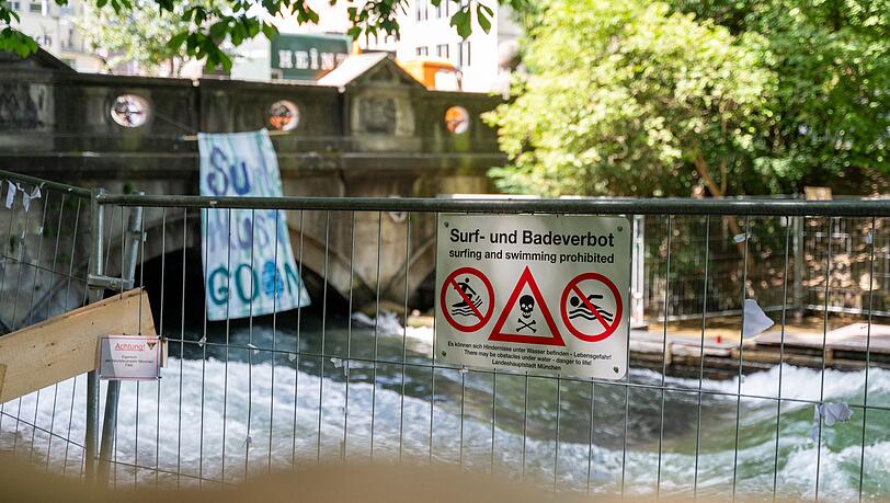 Bislang ist die berühmte Eisbachwelle im Englischen Garten weiter gesperrt. (Archivbild) Bislang ist die berühmte Eisbachwelle im Englischen Garten weiter gesperrt. (Archivbild)