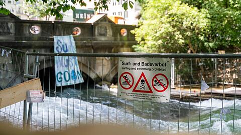 Bislang ist die berühmte Eisbachwelle im Englischen Garten weiter gesperrt. (Archivbild)