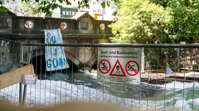 Bislang ist die berühmte Eisbachwelle im Englischen Garten weiter gesperrt. (Archivbild)