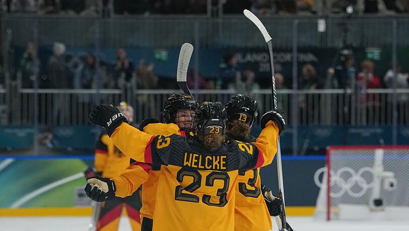 Nina Jobst-Smith feiert das 2:1 mit Lilli und Luisa Welcke.