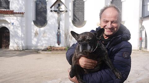 Der M&uuml;nchner (65), in Laim aufgewachsen, ist seit 1993 der katholische Pfarrer von St. Maximilian, der &bdquo;Notre-Dame an der Isar&ldquo; (die gerade renoviert wird). Er geh&ouml;rt wegen seiner unkonventionellen Seelsorge zu den bekanntesten Pfarrern Deutschlands. Er hat als Wiesn-Bedienung gejobbt, segnet homosexuelle Paare, feiert Viecherlmessen, kritisiert die Amtskirche, lebt mit einer Frau zusammen und schreibt Bestseller. Sein Buch "Himmel, Herrgott, Sakrament" ist als Serie verfilmt, mit Stephan Zinner als "Pfarrer Reiser". Sein neustes Buch hei&szlig;t "Engel auf vier Pfoten".