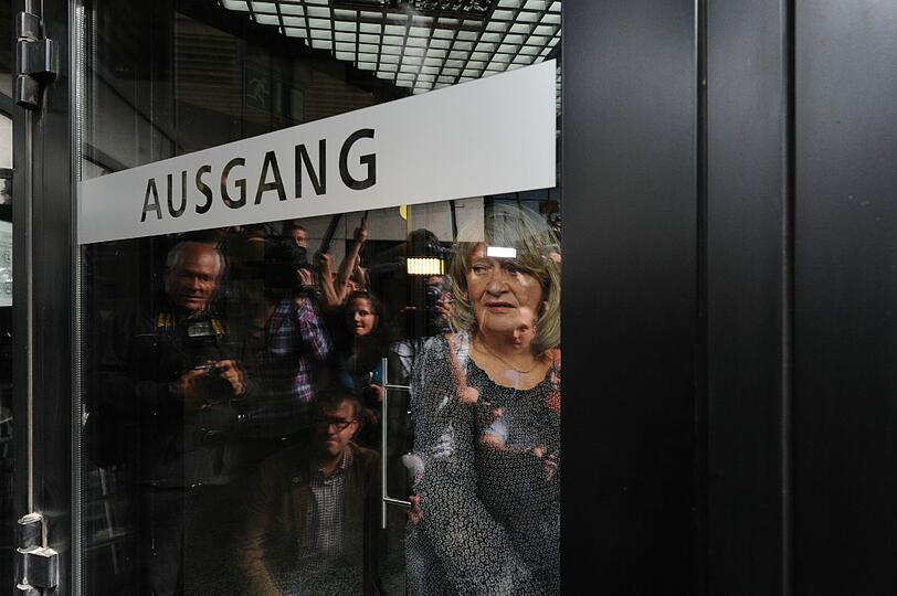 Ein Bild nach dem Freispruch des Wetterexperten Kachelmann: Hier verlässt die Publizistin Alice Schwarzer das Landgericht in Mannheim.