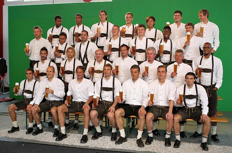 Rechtzeitig zum Wiesn-Start zeigten sich die Profis und der Trainerstab des FC Bayern München am Montag von ihrer trachtigen Seite.