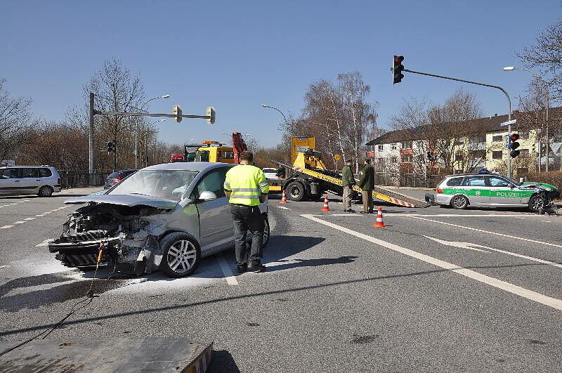 Unfall in Landshut: Auf der Konrad-Adenauerstr. /Ecke Alte Regensburgerstraße kam es zu einem Crash. Auch ein Polizewagen war beteiligt. Die Bilder.