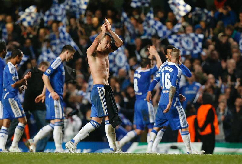 Böse Zungen behaupten, Chelsea sei eine Ansammlung alter Herren, die national zwar alles gewonnen haben, international aber titellos bleiben werden. In der Tat spielt das Gerüst aus Torwart Petr Cech (29), Linksverteidiger Ashley Cole (31), Kapitän John Terry (31), Mittelfeldmotor Frank Lampard (33) und Stürmer Didier Drogba (34) seit sechs Jahren zusammen.