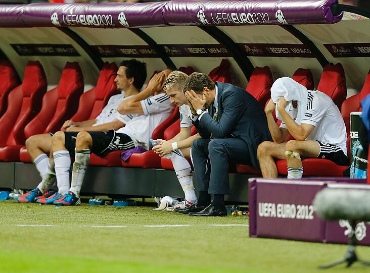 Die Enttäuschung ist Phillip Lahm ins Gesicht geschrieben, bei Thomas Müller fließen die Tränen, Mario Gomez ist entsetzt: Nach dem EM-Aus gegen Italien können's Jogis Jungs nicht fassen.