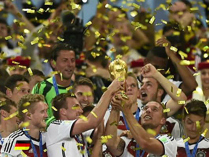 Deutschland im Siegestaumel: Jogis Jungs halten den Pokal in Händen
