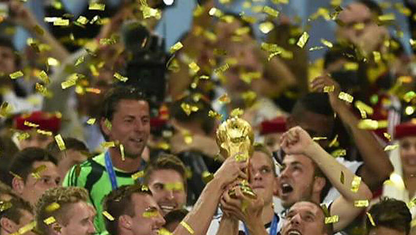 Deutschland im Siegestaumel: Jogis Jungs halten den Pokal in Händen Deutschland im Siegestaumel: Jogis Jungs halten den Pokal in Händen