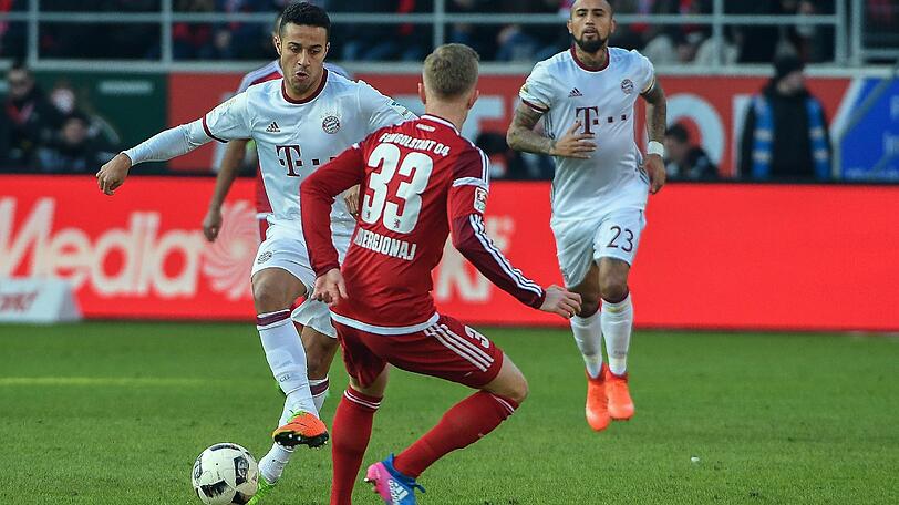THIAGO: NOTE 4 - Diesmal halblinks offensiv aufgestellt. Mit einer guten Schusschance nach Pass von Lahm &ndash; aber verzogen. Schwacher, weil harmloser Abschluss auch nach 39 Minuten. Kann viel mehr, findet mit seinen Ideen und Anspielen aber keine Abnehmer.