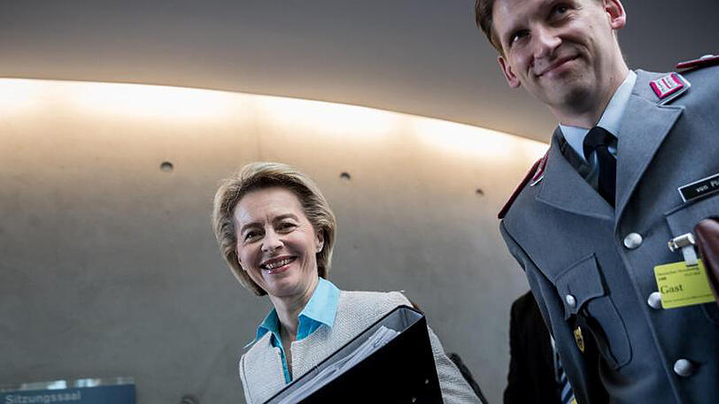 Ursula von der Leyen kommt zur Sitzung des Verteidigungsausschusses des Bundestages.