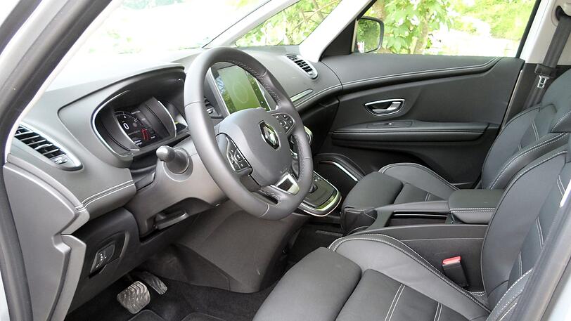 Angenehmer Arbeitsplatz: Die Bedienung des Renault Scénic ist einfach, die Sitzposition gut.