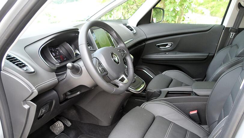 Angenehmer Arbeitsplatz: Die Bedienung des Renault Scénic ist einfach, die Sitzposition gut. Angenehmer Arbeitsplatz: Die Bedienung des Renault Scénic ist einfach, die Sitzposition gut.