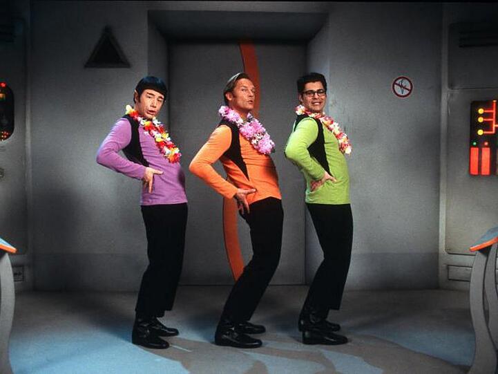 Während Käpt'n Kork (Christian Tramitz, M.), Schrotty (Rick Kavanian, r.) und Mr. Spuck (Michael Bully Herbig, l.) ihre Choreografie für die bevorstehende "Miss Waikiki Wahl" einstudieren, erhalten sie den Auftrag, die Erde zu retten