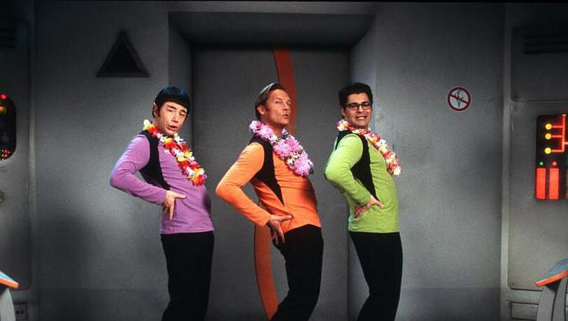 Während Käpt'n Kork (Christian Tramitz, M.), Schrotty (Rick Kavanian, r.) und Mr. Spuck (Michael Bully Herbig, l.) ihre Choreografie für die bevorstehende "Miss Waikiki Wahl" einstudieren, erhalten sie den Auftrag, die Erde zu retten Während Käpt'n Kork (Christian Tramitz, M.), Schrotty (Rick Kavanian, r.) und Mr. Spuck (Michael Bully Herbig, l.) ihre Choreografie für die bevorstehende "Miss Waikiki Wahl" einstudieren, erhalten sie den Auftrag, die Erde zu retten