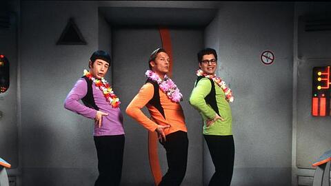 Während Käpt'n Kork (Christian Tramitz, M.), Schrotty (Rick Kavanian, r.) und Mr. Spuck (Michael Bully Herbig, l.) ihre Choreografie für die bevorstehende "Miss Waikiki Wahl" einstudieren, erhalten sie den Auftrag, die Erde zu retten