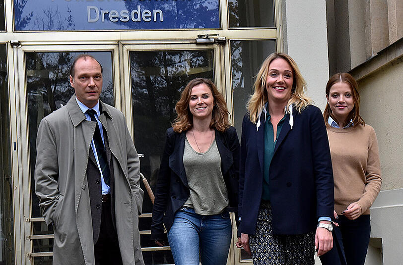 Die Schauspieler Martin Brambach (v.l.n.r.), Karin Hanczewski, Alwara Höfels und Jella Haase am Set des MDR Tatorts "Auf einen Schlag"