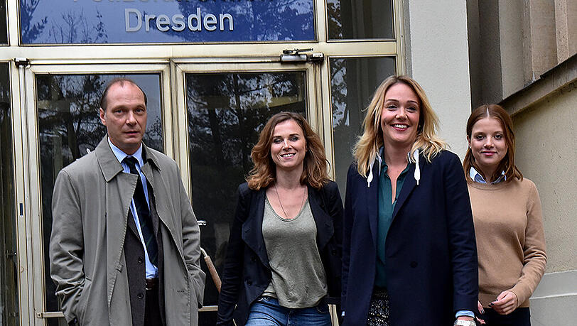 Die Schauspieler Martin Brambach (v.l.n.r.), Karin Hanczewski, Alwara Höfels und Jella Haase am Set des MDR Tatorts "Auf einen Schlag" Die Schauspieler Martin Brambach (v.l.n.r.), Karin Hanczewski, Alwara Höfels und Jella Haase am Set des MDR Tatorts "Auf einen Schlag"