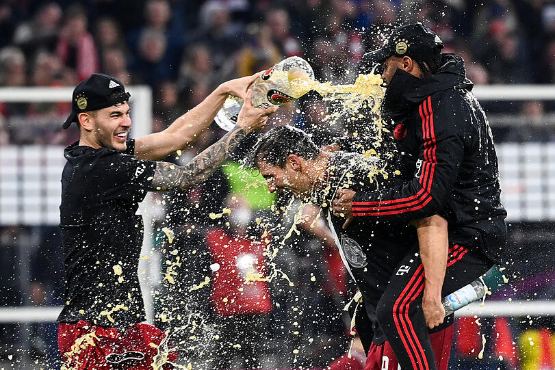 Bierduschen & Humba Tätärä – die Bilder von der Meisterfeier direkt nach Abpfiff in der Allianz Arena.