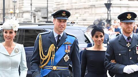 Ein Foto aus alten Zeiten zeigt die "Fab Four" beim Betreten der Westminster Abbey in London (v.l.): Herzogin Kate, Prinz William, Herzogin Meghan und Prinz Harry.
