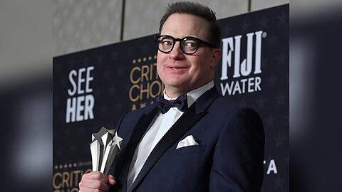 Brendan Fraser mit seinem Critics Choice Award.