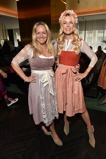 Alexandra Schack und Tina Kaiser genossen die blonde Gesellschaft im Käfer-Zelt und beim Vorempfang im Hotel "Roomers".
