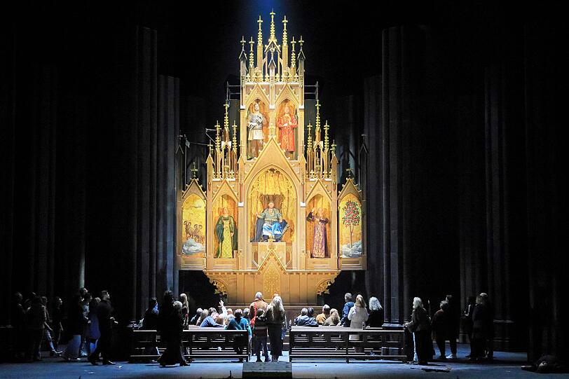 Kratzers Inszenierung stellt Glauben und Religion ins Zentrum. Kratzers Inszenierung stellt Glauben und Religion ins Zentrum.