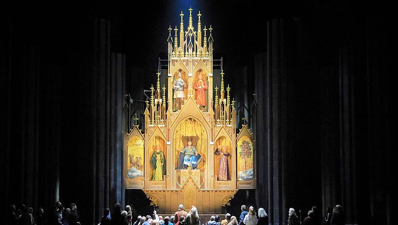 Kratzers Inszenierung stellt Glauben und Religion ins Zentrum. Kratzers Inszenierung stellt Glauben und Religion ins Zentrum.