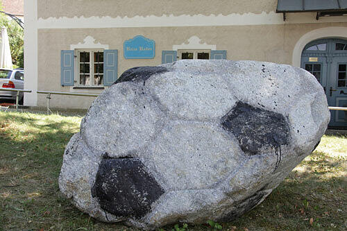 Das Denkmal für Thomas Müller vor der "Post" in Pähl