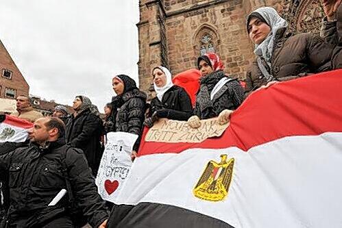 &bdquo;Mubarak muss weg&ldquo;: Demonstranten vor der Lorenzkirche in der Nürnberger Innenstadt..