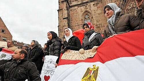 „Mubarak muss weg“: Demonstranten vor der Lorenzkirche in der Nürnberger Innenstadt.. „Mubarak muss weg“: Demonstranten vor der Lorenzkirche in der Nürnberger Innenstadt..