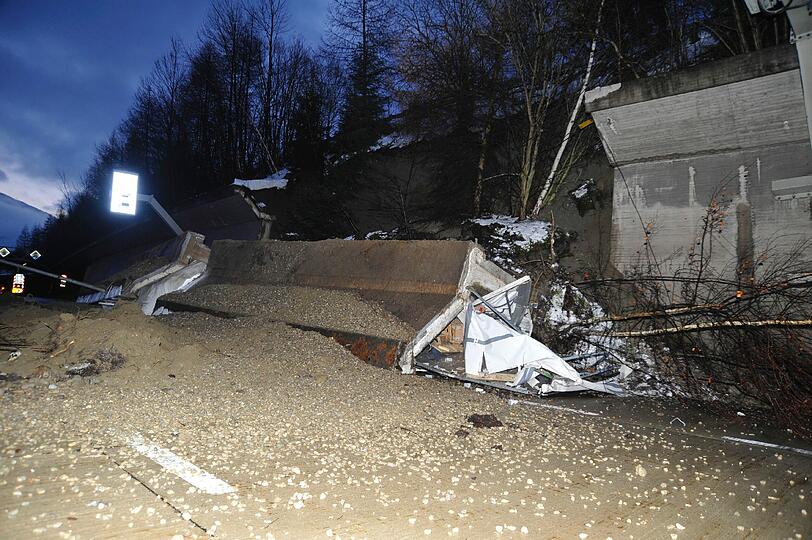 Horror-Unfall auf der Brenner-Autobahn: Eine Betonmauer hat sich von einem Hang gelöst und einen Münchner Lkw unter sich begraben. Die Bilder...