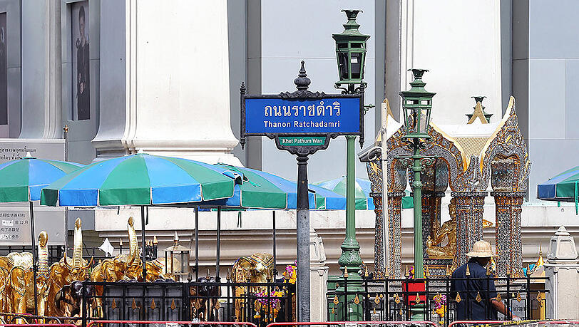 Nach dem schwersten Anschlag in der Geschichte Bangkoks suchen die Fahnder mit Fotos von einer Überwachungskamera nach einem Verdächtigen. Nach dem schwersten Anschlag in der Geschichte Bangkoks suchen die Fahnder mit Fotos von einer Überwachungskamera nach einem Verdächtigen.