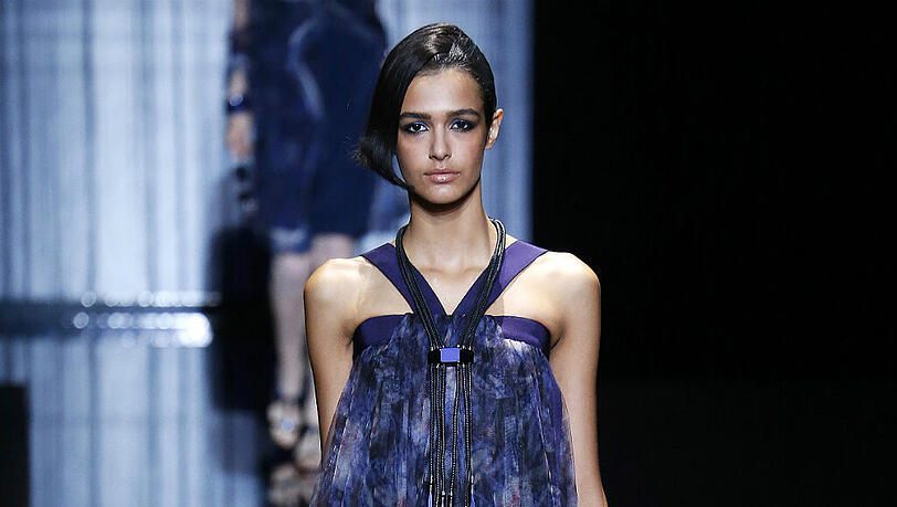 Armanis Kollektion, die er auf der Fashion Week präsentierte, war ganz der Farbe Blau gewidmet. Armanis Kollektion, die er auf der Fashion Week präsentierte, war ganz der Farbe Blau gewidmet.