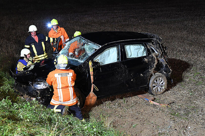 Die Feuerwehr mussten den betrunkenen Autofahrer aus seinem Mercedes befreien.