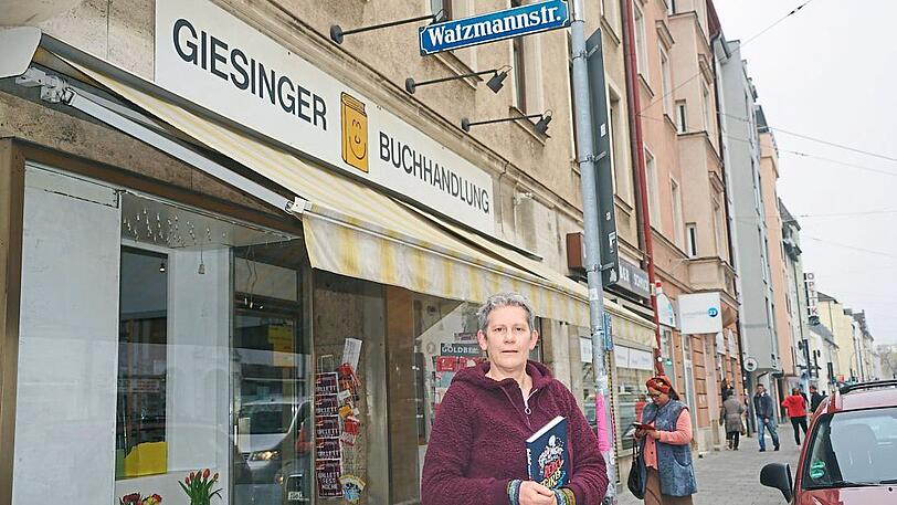 Bettina Roetzer vor ihrem Buchladen in Giesing.