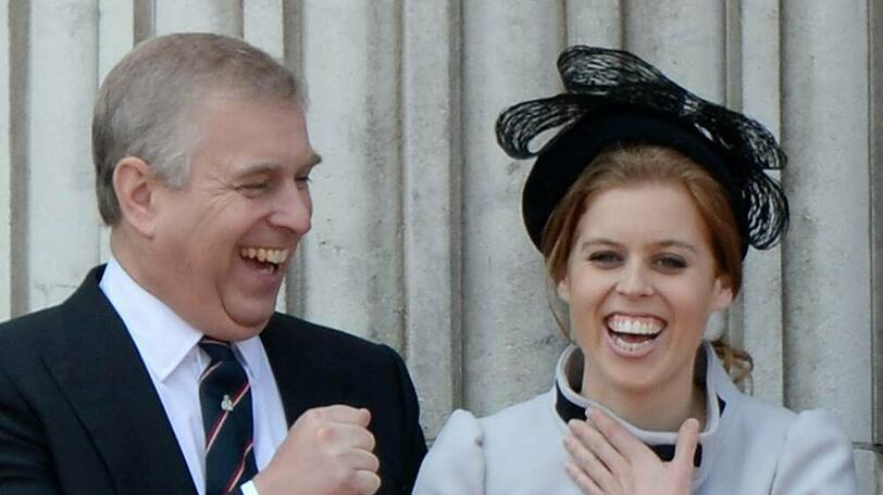 Prinz Andrew soll seine Tochter, Prinzessin Beatrice, zum Altar geführt haben.