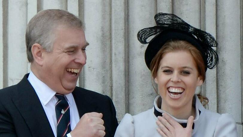 Prinz Andrew soll seine Tochter, Prinzessin Beatrice, zum Altar geführt haben. Prinz Andrew soll seine Tochter, Prinzessin Beatrice, zum Altar geführt haben.