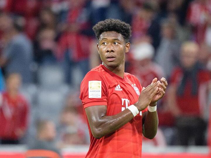 David Alaba vom FC Bayern München bedankt sich nach Spielende bei den Fans. Foto: Matthias Balk/Archiv
