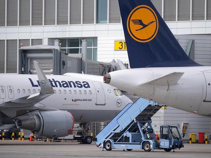 Flugzeuge der Lufthansa stehen auf dem Vorfeld am Flughafen München.